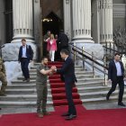 - El presidente del Gobierno, Pedro Sánchez (c-d), saluda al jefe del Estado ucraniano, Volodímir Zelenski (c-i), este sábado en Kiev (Ucrania), día en que España estrena presidencia europea. Sánchez transmitió a Zelenski el apoyo de la presidencia española de la UE al proceso de reformas que exige Bruselas a Kiev para iniciar negociaciones de acceso. EFE/ Borja Puig De La Bellacasa / Moncloa SÓLO USO EDITORIAL / SÓLO DISPONIBLE PARA ILUSTRAR LA NOTICIA QUE ACOMPAÑA (CRÉDITO OBLIGATORIO)