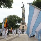 Al pie del monumento a los Próceres de la Independencia, se realizó el Pregón Cívico, en el parque Centenario.