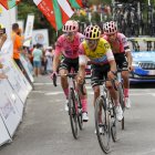 Richard Carapaz (c) cruzó la meta de la primera etapa con las señales del fuerte golpe que sufrió en su rodilla.