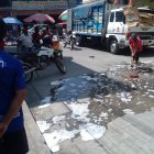 Alteración. Habitantes lanzaron agua para limpiar la escena del crimen.