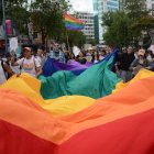 Cientos de personas se dieron cita en el lugar para celebrar el orgullo LGBTI.