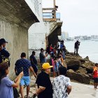 Turistas y habitantes de la localidad salieron del agua, para prevenir cualquier ataque.