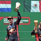Spielberg (Austria), 02/07/2023.- First placed Dutch Formula One driver Max Verstappen (L) of Red Bull Racing and third placed Mexican teammate Sergio Perez (R) celebrate with the trophies on the podium after the Formula 1 Austrian Grand Prix at the Red Bull Ring race track in Spielberg, Austria, 02 July 2023. (Fórmula Uno) EFE/EPA/CHRISTIAN BRUNA