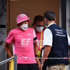 Richard Carapaz (i) se mostró optimista de tener una pronta recuperación.