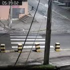 Robo. Dos hombres abordan a una mujer en el centro norte de Quito para quitarle las pertenencias.