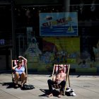 Dos ingleses disfrutan de la ola de calor en Southbank en Londres, Reino Unido.