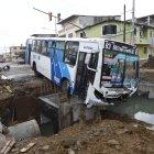 Un bus se encunetó en una de las zanjas que hay en las seis cuadras de la calle Argentina donde se trabaja.