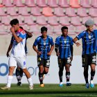 El volante Patrick Mercado (d) celebra tras marcar el segundo tanto de Independiente del Valle en la victoria sobre Cerro Porteño de Paraguay, en el inicio del torneo.