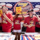 Molly Schuyler junto a otros competidores que buscaban superar la marca de este inédito concurso.