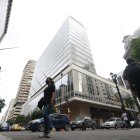 Edificios. Entre los bienes embargados consta el ubicado en la avenida 9 de Octubre, así como otros del centro de la urbe porteña.