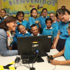 Programa. Laura María de González aparece junto a los  niños.