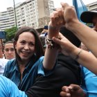 La líder opositora venezolana María Corina Machado, al saluda a seguidores, en Caracas (Venezuela).