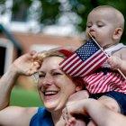 Jillian Ward sostiene a su hija Saoirse, de seis meses, durante el Desfile del 4 de julio en el Día de la Independencia de los Estados Unidos en Avondale Estates, Georgia, EE.UU.