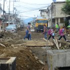 Los peatones deben caminar entre montículos de tierra que hay en seis cuadras de la calle Argentina.