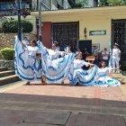 1. Bailes. En las escalinatas del barrio Las Peñas festejaron a Guayaquil con shows, músicas y concursos. Decenas de personas disfrutaron del festival. 2. Pregones. En la parroquia Pascuales al menos un centenar de personas realizaron el pregón por Guayaquil, la actividad se replicará en otros sectores.