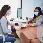 Una estudiante solicita información sobre las becas TEC