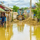 Proceso. Maquinaria intenta despejar una vía que no tiene asfalto.