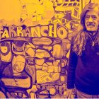 El pintor Miguel Varea (1948-2020), junto a una de sus obras.