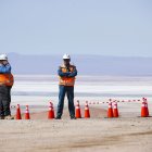 Pistas. Dos mineros en los exteriores de la mina subterránea de cobre Chuquicamata, en el desierto de Calama.