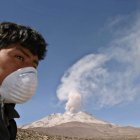 Las autoridades peruanas analizan la opción de evacuación de los habitantes en las cercanías del volcán Ubinas, de 5.670 metros de altura, en el sur del país