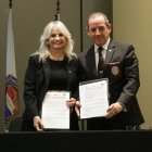 La titular de la Senad, Zully Rolón (i), posa junto al director general de la PDI, Sergio Muñoz Yáñez, durante un acto celebrado este 4 de julio de 2023, en la ciudad de Luque, vecina a Asunción (Paraguay).