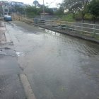 Así permanece la vía afectada en Cumbres Bajas de Los Ceibos. El agua se malgasta a causa de un daño no reparado.