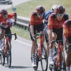 Jhonatan Narváez (segundo desde la izquierda) mantuvo el maillot rojo como líder del Tour de Austria.