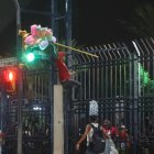 Los vendedores informales se cruzan las rejas