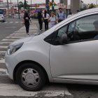 Los vehículos invaden parte del paso cebra e imposibilitan el paso de los peatones.