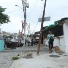 2. Panorama. Hay postes inclinados y obstáculos en diferentes sitios. 3. Problema. Denuncian además la falta de soterramiento de cables. Estos van a parar incluso a los maceteros. ======