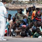 Travesía. Una embarcación con 157 inmigrantes llegó el martes 4 al puerto de Los Cristianos, en Tenerife.