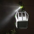 El equipo del cuerpo de Bomberos de Quito brinda seguridad en el Teleférico de Quito para rescatar a los atrapados