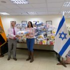 Implementos. El embajador Zeev Haarel entregó a la prefecta de Esmeraldas ayuda para los su provincia.