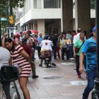 Entre las calles Pedro Carbo y Pinchincha siempre se observan motos interferir en el paso de los peatones.