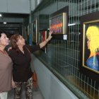 Amanda León  y Vilma de Amador admiran Los muros de la naturaleza, obra de Gisella de Chávez.