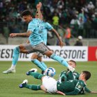 AME362. SAO PAULO (BRASIL), 18/05/2022.- Benjamín Kuscevic (c) y Ze Rafael de Palmeiras, disputan el balón con Alexis Zapata de Emelec, durante un partido del Grupo A de la Copa Libertadores, disputado en el estadio Allianz Parque, en Sao Paulo (Brasil). EFE/ Sabastiao Moreira