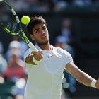 -FOTODELDÍA- WIMBLEDON (R. UNIDO), 07/07/2023.- El tenista español Carlos Alcaraz devuelve una bola durante su partido ante el francés Alexandre Muller, de segunda ronda del torneo de Wimbledon este viernes. EFE/NEIL HALL - SOLO USO EDITORIAL