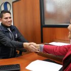 Servicio.- Un defensor del cliente atiende a una persona.