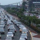 En las horas pico, este es el panorama en la avenida Samborondón, donde a diario actualmente circulan cerca de 115.000 vehículos, un 15 % más que hace dos meses.