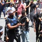 Un militante palestino dispara al aire mientras asistía al funeral de los dos hombres muertos durante una redada israelí en la ciudad de Nablus.