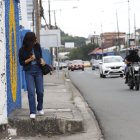 Reacción. Los ciudadanos se aferran a sus pertenencias por temor a ser asaltados en cualquier momento.