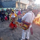 Guaranda. Tras el recorrido, la gente se agrupa para la quema.