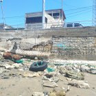 Chanduy. Así ha quedado la base del malecón tras la marejada.