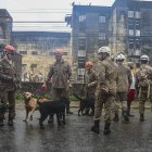 Organismos de socorro atienden la emergencia tras el desplome de un edificio debido a las fuertes lluvias, hoy, en la localidad de Paulista, en la ciudad de Recife
