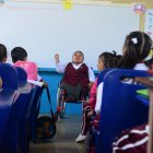 Dedicación. Sobre su silla de ruedas, la maestra Clara Celi imparte enseñanza a los estudiantes de la escuela fiscal Benjamín Rosales.