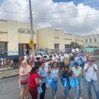 Los vecinos comenzaron a bailar en medio de la calzada.