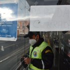 Un cartel pegado en una de las paradas anunciaba la suspensión del servicio.