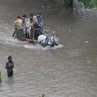 Las personas buscan maneras de trasladarse en medio de las lluvias