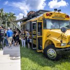 La pareja Oliver recorre Estados Unidos en un autobús escolar.