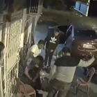 Kelvin Suárez se desplomó y fue a dar al piso, luego de recibir el tiro.